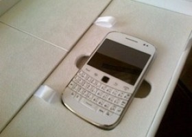 RIM Soon To Release White BlackBerry 9900 on AT&T
